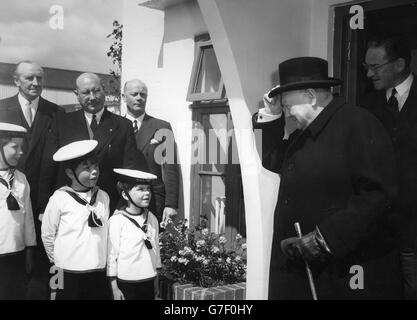 Sir Winston Churchill, seguito dall'ambasciatore americano John Hay Whitney, si prepara a salire a bordo di un aereo per New York all'aeroporto di Londra. A guardare c'erano Alex, Robert e John, i giovani figli di Lady Hesketh di Northampton. Foto Stock