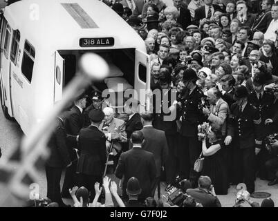 Sir Winston Churchill, 87 anni, è assistito in un'ambulanza d'attesa lasciando il Middlesex Hospital di Londra. Ha trascorso 54 giorni in ospedale per il recupero da una ferita alle cosce sostenuta in vacanza nel sud della Francia. Foto Stock