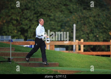 L'allenatore capo dell'Inghilterra Stuart Lancaster salta giù per le scale mentre si dirige verso l'inizio della sessione di allenamento al Pennyhill Park Hotel, Surrey. Foto Stock