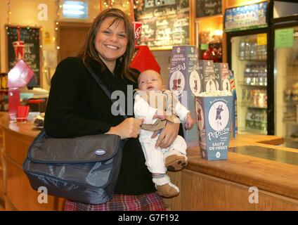 La star della Reality TV Jade Goody e il suo neonato figlio Freddie posano per i fotografi durante il lancio di Huggies Big Scream al Brixton Ritzy Cinema nel sud di Londra. Sponsorizzato da Huggies, Big Scream in associazione con Picturehouse Cinemas è una mostra settimanale delle ultime uscite cinematografiche in cui le mamme e i papà sono incoraggiati a portare i loro bambini al cinema con loro. Foto Stock