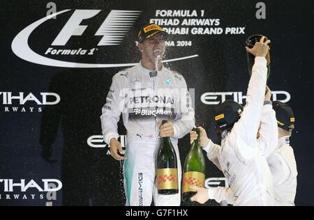 Mercedes Lewis Hamilton festeggia il suo ruolo di campione del mondo dopo la vittoria nel Gran Premio di Abu Dhabi 2014 allo Yas Marina Circuit di Abu Dhabi, Emirati Arabi Uniti. Foto Stock