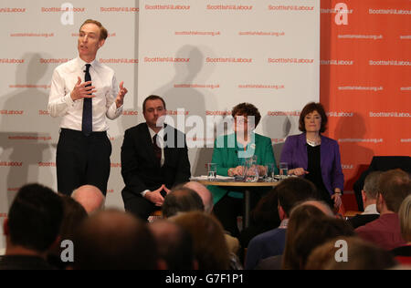 I candidati laburisti scozzesi Jim Murphy (a sinistra), Sarah Boyack (a destra) e Neil Findlay ai City Halls di Glasgow per una serie di leader laburisti scozzesi. Foto Stock