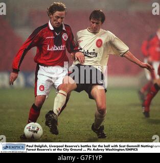 Calcio ... Lega Pontins ... Nottingham Forest Reserve's -v- Liverpool Reserve's. Paul Dalglish, le battaglie della Liverpool Reserve per la palla con Scot Gemmill Nottingham Forest Reserve al City Ground Foto Stock