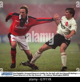 Paul Dalglish, la Liverpool Reserve si batte per la palla con la Scot Gemmill Nottingham Forest Reserve al City Ground Foto Stock