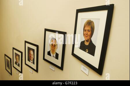 Una fotografia del primo ministro Nicola Sturgeon con fotografie degli ex primi ministri della Scozia sono immagini su un muro a Bute House a Edimburgo, mentre la sig.ra Sturgeon presiede la prima riunione del gabinetto del nuovo gabinetto scozzese. Foto Stock