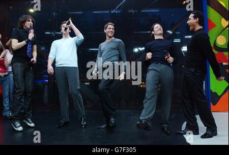 (Da sinistra a destra)il presentatore di MTV Alex Zane con David Miller, Sebastien Izambard, Urs Buhler e Carlos Marin del gruppo vocale lirico il Divo durante la loro apparizione ospite su MTV's TRL - Total Request Live - show nei loro nuovi studi di Leicester Square, nel centro di Londra. Foto Stock