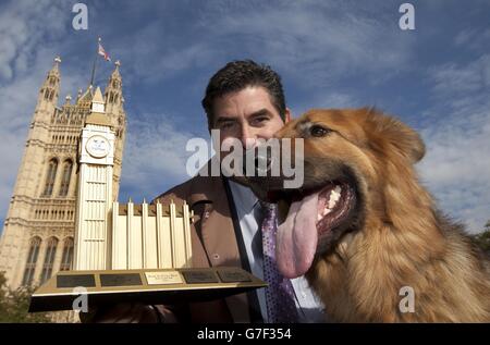 Rob Flello MP per Stoke on Trent South con il suo tedesco Shepherd Diesel, che è stato annunciato come il vincitore del Westminster Dog of the Year concorso presso i Victoria Tower Gardens di Londra, organizzato dal Dogs Trust e dal Kennel Club. Foto Stock