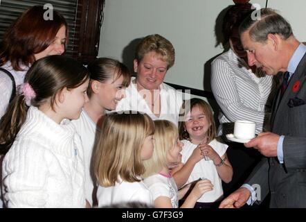 Il Principe del Galles, colonnello-in-Capo del Reggimento delle Highland, parla alle mogli e ai bambini dei soldati dell'orologio nero che stanno servendo in Iraq, durante la sua visita alle caserme di Battlesbury a Warminster, Wiltshire. Le famiglie del campo erano probabilmente in uno stato di ansia a seguito della morte di Sergente Stuart Grey, 31, e privati Paul Lowe, 19, e Scott McArdle, 22, tutti da Fife, in un incidente a un checkpoint di Giovedi. Foto Stock