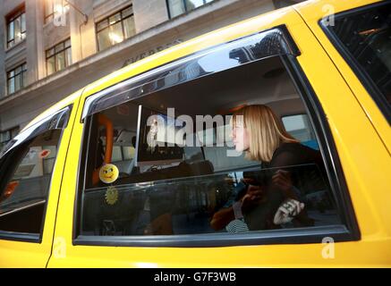 S conferenza stampa nella parte est di Londra, in streaming dal vivo dal locale a taxi selezionati intorno a Londra. Foto Stock