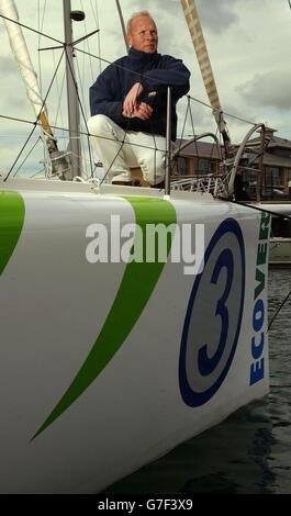 Intorno al mondo yachtsman Mike Golding a bordo della sua barca eCover che si trova a Les Sables d'Olonne, in Francia per competere nel Vendee Globe, una circumnavigazione a mano singola e non-stop del pianeta che inizia domani. Golding è arrivato 7° nell'ultimo evento del 2001 dopo aver scomposto al via e rientrato in gara otto giorni dopo la flotta. Quest'anno è il preferito della gara. Foto Stock