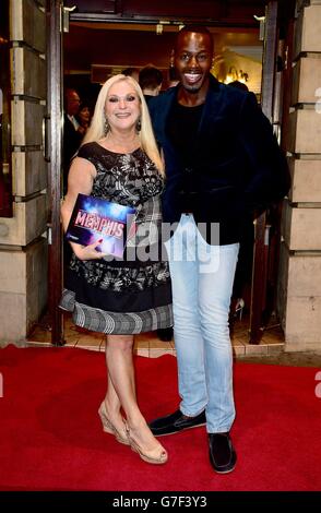 Vanessa Feltz e ben Ofoedu partecipano alla serata di apertura di Memphis il Musical al teatro Shaftesbury, Londra. Foto Stock