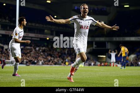 Harry Kane di Tottenham celebra il suo terzo gol, e Spurs il quinto, durante la UEFA Europa League, partita del Gruppo C a White Hart Lane, Londra. Foto Stock