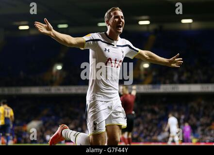 Harry Kane di Tottenham celebra il suo terzo gol, e Spurs il quinto, durante la UEFA Europa League, partita del Gruppo C a White Hart Lane, Londra. Foto Stock