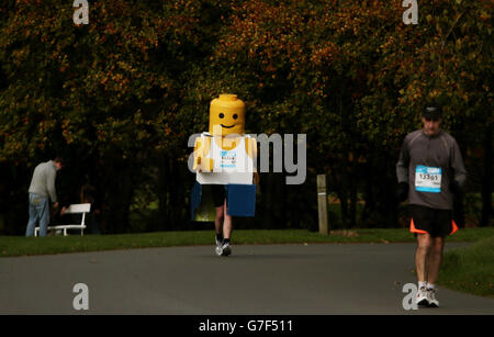 FOTO STANDALONE. Un runner vestito come Lego Man entra nel parco Phoenix dopo aver fatto una sosta per riparare il suo vestito, mentre più di 14,000 persone hanno preso parte alla 35a maratona di Dublino, in Irlanda. Foto Stock