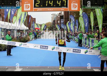 Atletica - 35° Maratona della città di Dublino. FOTO STANDALONE. Anche Eliud del Kenya supera il traguardo per vincere la 35a maratona di Dublino, in Irlanda. Foto Stock