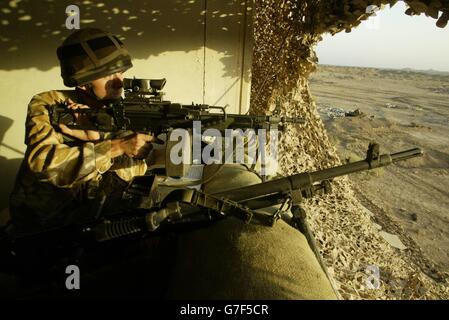 SOLO PER USO ALL'ESTERO: Trooper Jason Dixon che maneggia una mitragliatrice leggera Minimi di Bravo Company, il gruppo Black Watch Battle nella base operativa 'Springfield' sulla riva orientale del fiume Euphrates, 25 miglia a sud di Baghdad. Un soldato di Black Watch è stato ferito oggi in un attacco mortaio alla base di Camp Dogwood, il Ministero della Difesa ha confermato oggi. Il mod ha detto che le lesioni non sono state ritenute pericolose per la vita. "Un mortaio sbarcò all'interno del composto prima di oggi, ferendo un soldato", ha detto un portavoce. "Non crediamo che il soldato abbia lesioni che minacciano la vita". Foto Stock