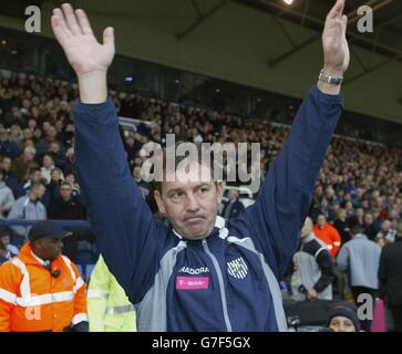 Bryan Robson, il nuovo manager di West Bromwich Albion, si lancia alla folla prima della partita dei Barclays Premiership contro Middlesbrough a Hawthorns, West Bromwich. Foto Stock