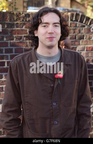 Il cantante Gary Lightbody di Snow Patrol arriva agli Air Studios di Londra nord per la registrazione di "so che è Natale?". Foto Stock