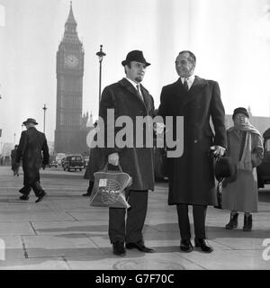 Jazz bandleader Acker Bilk (l) e direttore d'orchestra Sir Malcolm Sargent incontrano nell'ombra del Big Ben a Westminster, Londra. avevano appena visitato il tesoro di due membri di una musicisti' deputazione in cerca di una riduzione del 25 per cento di imposta di acquisto di strumenti musicali. La deputazione - led dal dr. W. Allt Serra, Preside del Trinity College di Musica e Presidente della musica nazionale consiglio di Gran Bretagna - sono stati ricevuti da Edward Du Cann, Segretario economico al Tesoro. Foto Stock