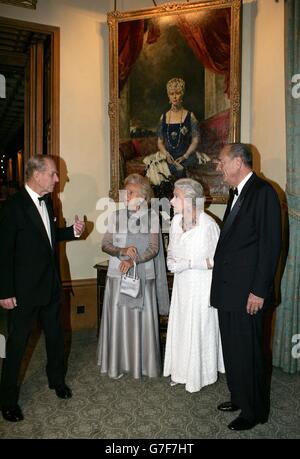 La Regina Elisabetta II con il Duca di Edimburgo si trova con il Presidente francese Jacques Chirac e sua moglie Bernadette, prima di assistere a un banchetto di Stato al Castello di Windsor. La Regina ha ospitato un banchetto di stato presso il castello per il Presidente Chirac di Francia in occasione del centenario dell'entente cordiale, dopo il quale il cast dello spettacolo del West End 'Les Miserables', eseguirà canzoni dal set musicale durante il periodo rivoluzionario francese. Foto Stock