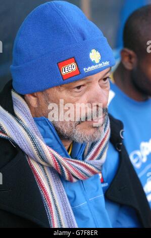 L'ex calciatore brasiliano Socrates si conclude con un caloroso anticipo sul suo debutto per Garforth Town contro Tadcaster Albion nella Northern Counties East League First Division. Foto Stock