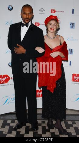 L'attore Colin Salmon e sua moglie Fiona Hawthorne arrivano per i cappelli a Barbados Ball, al Natural History Museum nel centro di Londra. Foto Stock