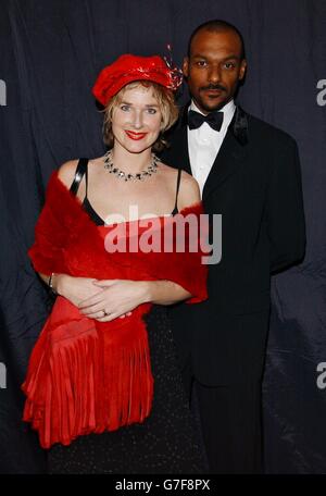 L'attore Colin Salmon e sua moglie Fiona Hawthorne arrivano per i cappelli a Barbados Ball, al Natural History Museum nel centro di Londra. Foto Stock