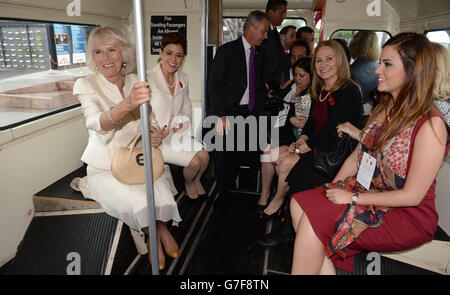 La Duchessa di Cornovaglia fa un giro su un autobus londinese con la First Lady Gretta Salinas de Medina di Nuevo Leon presso il Parque Fundidora, Monterrey in Messico, il nono giorno del tour del Principe di Galles e della Duchessa di Cornovaglia in Colombia e Messico. Foto Stock