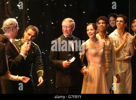 Il Principe del Galles si unisce a Darcey Bussell sul palco per la prima chiamata al galà invernale scintillante presso la Royal Opera House di Londra. Durante un discorso improvvisato sul palco, Charles ha fatto luce sul furore che è scoppiato dopo la divulgazione del suo controverso memo e ha detto al ricco auditorium 'volevo solo dire a tutti voi, credo che abbiamo avuto un trattamento meravigliosamente vecchio stile stasera.' L'evento di raccolta fondi a Covent Garden, Londra, ha incluso le esibizioni del ballerino principale del Royal Ballet Darcey Bussell e degli artistes della Royal Opera House. Foto Stock