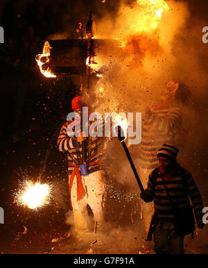 I partecipanti sfilano attraverso la città di Lewes in East Sussex dove annualmente una notte dei falò processione è detenuto dal Lewes il falò delle società. Foto Stock