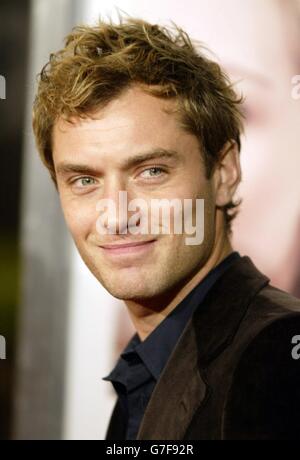 L'attore Jude Law arriva per la prima del loro nuovo film 'Closer' al teatro Mann Village di Los Angeles, California. Foto Stock