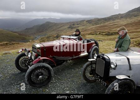 Mark Powley beve il tè nel suo Frazer Nash Super Sports del 1929, mentre le auto d'epoca salgono sull'iconica montagna Lakeland, tortuando per oltre 2,100 metri su una delle strade più ripide d'Inghilterra e oltrepassando la miniera di Honister Slate a Cumbria nello spettacolare evento automobilistico. Foto Stock