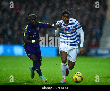 Bacary Sagna di Manchester City (a sinistra) e Leroy Fer di Queens Park Rangers durante la partita della Barclays Premier League a Loftus Road, Londra. Foto Stock