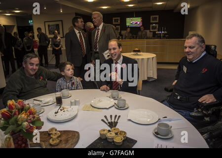 Sua altezza reale il Duca di Cambridge incontra i giocatori feriti che sono beneficiari del Welsh Rugby Charitable Trust, al Millennium Stadium, Galles, dopo aver visto la partita di rugby internazionale tra Galles e Australia. Foto Stock