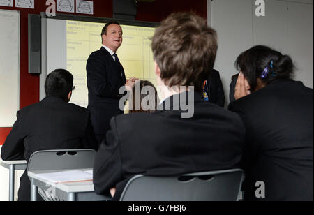 Il primo Ministro David Cameron aiuta a insegnare una lezione di politica durante una visita alla Strood Academy di Rochester, Kent, dove ha incontrato studenti e personale mentre ha girato la scuola con il candidato conservatore per Rochester e Strood, Kelly Tolhurst, prima della prossima elezione by-election del 20 novembre. Foto Stock