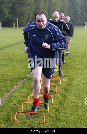 Jim van Wijk (davanti), giornalista del PA Sport, durante una sessione di allenamento allo Staverton Park di Daventry, Northamptonshire. Jim si è allenato tra i funzionari selezionati della Premier League mentre si sono impegnati in un rigoroso regime di idoneità. Foto Stock