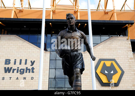 Calcio - Campionato Sky Bet - Wolverhampton Wanderers / Wigan Athletic - Molineux. Una statua di Billy Wright fuori Molineux Foto Stock