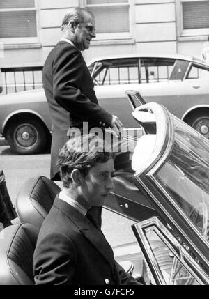 Il Duca di Edimburgo sta per entrare in una macchina Austin Martin, guidata dal Principe di Galles, fuori dal King Edward VII Hospital for Officers a Beaumont Street, Londra. Il padre e il figlio reali avevano visitato la principessa Anna, un brevetto all'ospedale. *scansione a bassa risoluzione da stampa, alta risoluzione disponibile su richiesta* Foto Stock