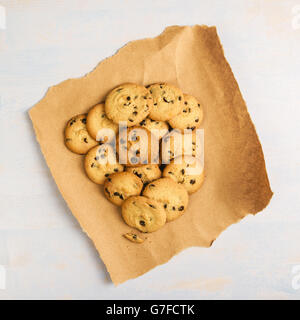 In casa american biscotti con scaglie di cioccolato su tavola in legno rustico, vista dall'alto Foto Stock