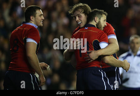 Tommy Seymour (a destra) festeggia con Adam Ashe (a sinistra) e Jonny Grey dopo aver segnato durante il test autunnale del viagogo al BT Murrayfield Stadium di Edimburgo. Foto Stock