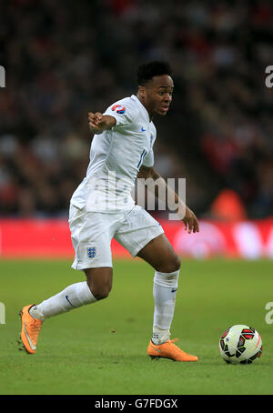 Inglese Raheem Sterling durante la partita di qualificazione UEFA Euro 2016 Group e al Wembley Stadium di Londra. PREMERE ASSOCIAZIONE foto. Data immagine: Sabato 15 novembre 2014. Vedi PA storia CALCIO Inghilterra. Il credito fotografico dovrebbe essere: Nick Potts/PA Wire. Nessuna modifica tranne il ritaglio. Chiamare il numero +44 (0)1158 447447 o visitare il sito Web www.paphotos.com/info/ per le restrizioni complete e ulteriori informazioni Foto Stock