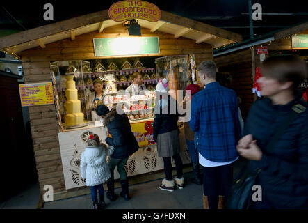 Festeggiamenti al mercato di natale del Southbank Center sulla South Bank nel centro di Londra. Foto Stock