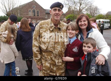 Bombadier Mike Snell ri-regno con la famiglia Foto Stock