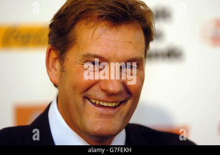 Glenn Hoddle, direttore di New Wolverhampton Wanderers, viene presentato durante una conferenza stampa a Molineux, Wolverhampton. Hoddle ha aderito al campionato Coca-Cola con un contratto di sei mesi. NESSUN UTILIZZO NON UFFICIALE DEL SITO WEB DEL CLUB. Foto Stock