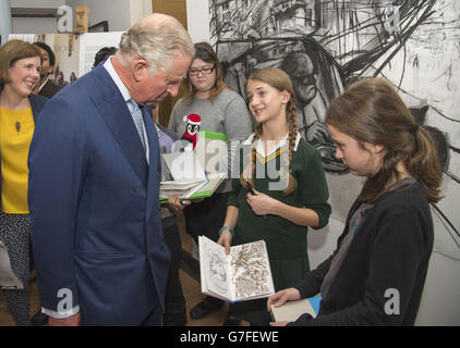 Il Principe del Galles incontra gli studenti durante una visita alla ribattezzata Royal Drawing School a Shoreditch, a est di Londra, che è diventata la prima istituzione di educazione artistica ad essere autorizzata ad usare il prestigioso titolo "reale" dalla Royal Ballet School nel 1956. Foto Stock