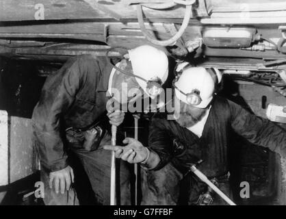 Il Duca di Edimburgo, indossando un casco e tute di sicurezza, sul fronte calcareo di Riccall Colliery nel Selby Coalfield, nel nord dello Yorkshire. La regina è stata costretta ad annullare la sua visita pianificata al campo di coalfield perché ha influenza. *scansione a bassa risoluzione da stampa, alta risoluzione disponibile su richiesta* Foto Stock