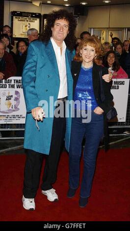 Brian May e Anita Dobson arrivano per la prima del DVD Live Aid, tenuto presso l'Odeon Kensington di Londra. Foto Stock