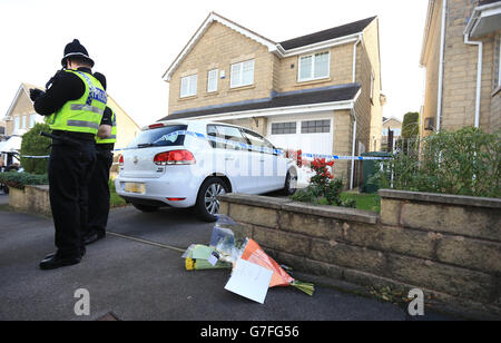 EDS NOTA: NUMBERPLATE PIXELATED DALLA polizia di PA PICTUREDESK frequentare la scena nella zona di Clayton di Bradford, dopo che quattro persone sono state trovate morte. Foto Stock