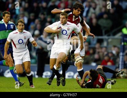 Il ben Cohen dell'Inghilterra evade i tackles canadesi durante la vittoria dell'Inghilterra 70-0 sul Canada nella partita internazionale a Twickenham, Londra, sabato 13 novembre 2004. Foto Stock