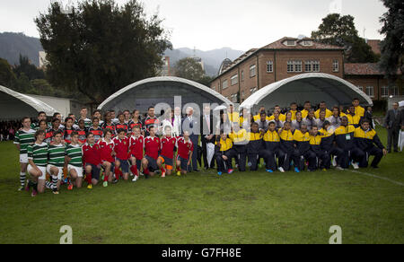 Il Principe del Galles, Vice Patrono reale, partecipa a una celebrazione che segna il 75° anniversario del British Council in Columbia alla Gimnasio moderno School di Bogotà, Colombia, dove ha assistito a una dimostrazione di rugby del 7 e ha incontrato le squadre di ragazzi e ragazze sul campo. Foto Stock